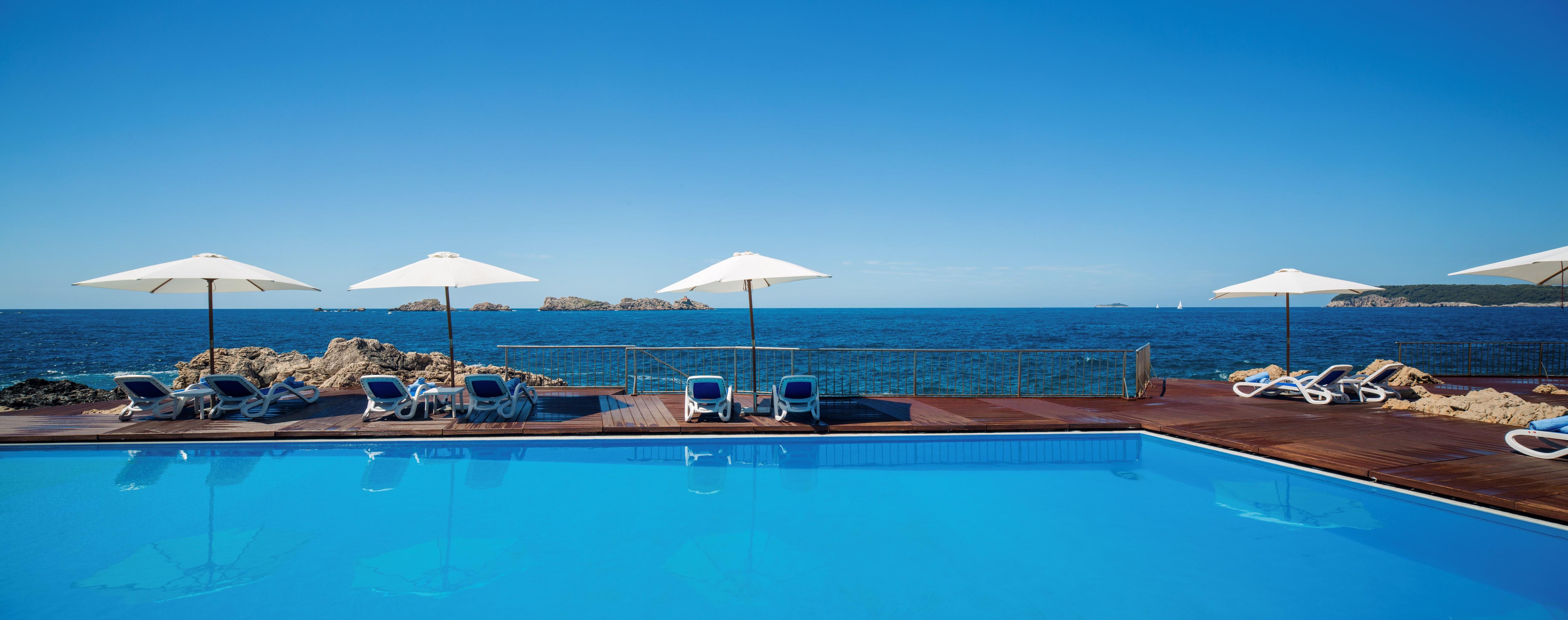 Royal Ariston Hotel Дубровник The swimming pool at the hotel