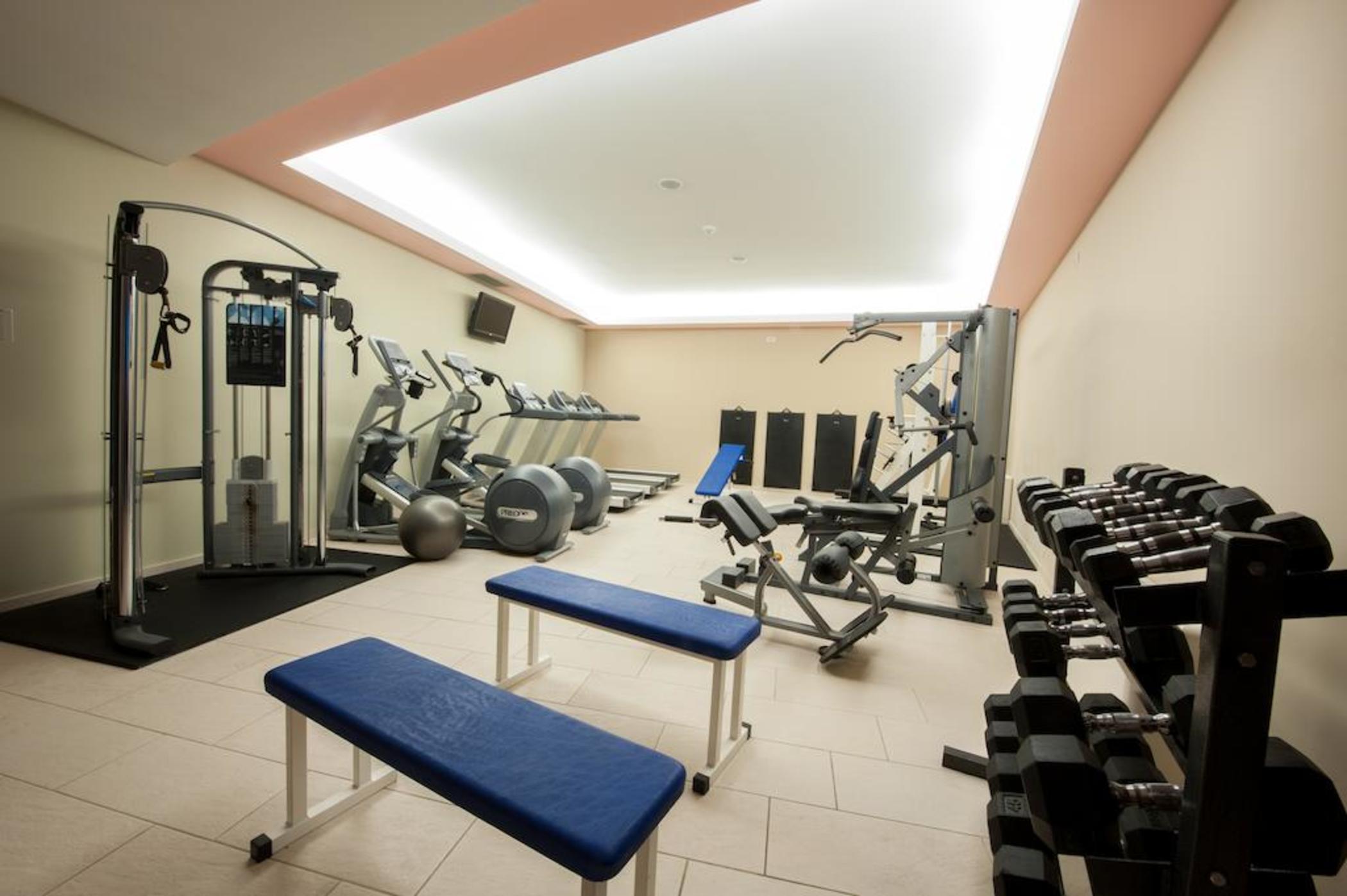 Royal Ariston Hotel Дубровник A gym at a hotel